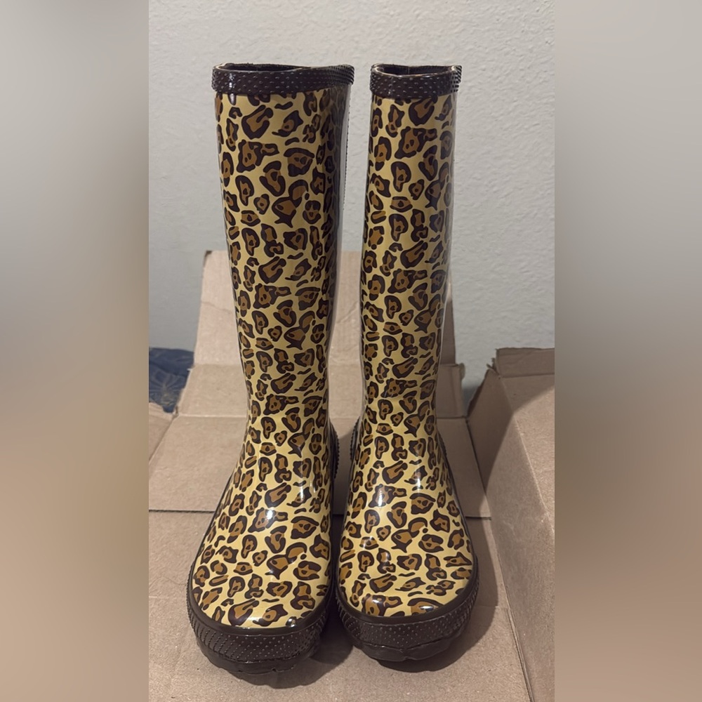 Crocs Tall Rain Boots - Women’s size 6 Waterproof pull on Leopard pattern